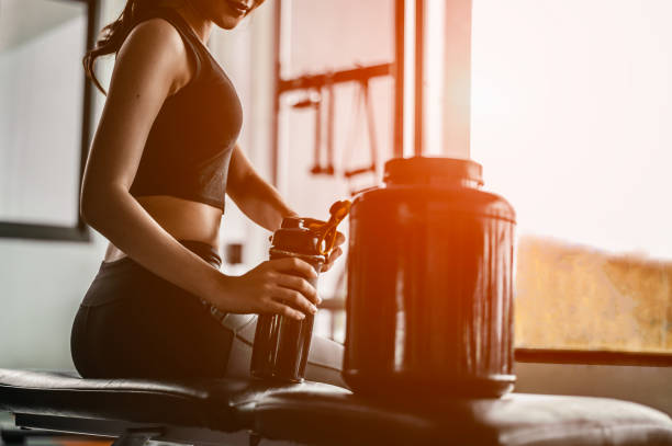 Estratégias simples para bater a meta de água diária (e por que isso muda seu treino) creatina antes ou depois do treino
